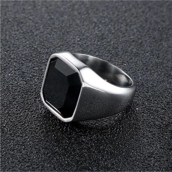 HANDSOME MANS BLACK STONE AND STERLING SILVER RING SIZE 9 - Picture 2 of 3